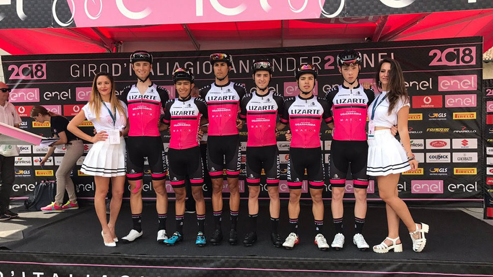 El equipo Lizarte al completo, orgulloso en el Giro sub-23 de 2018.