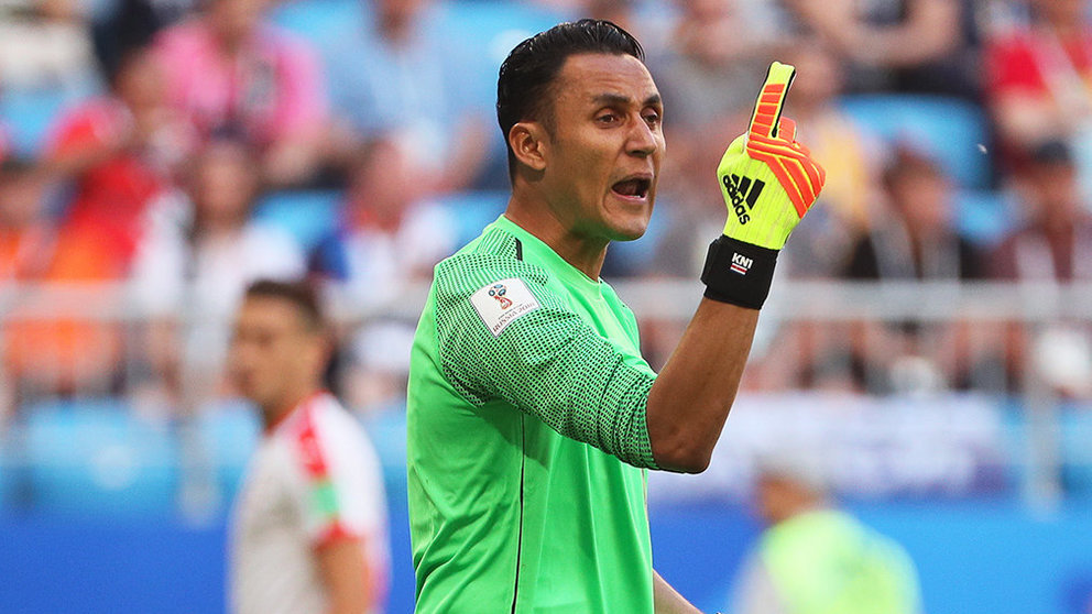 Samara (Russian Federation), 17/06/2018.- Costa Rica's goalkeeper Keylor Navas reacts during the FIFA World Cup 2018 group E preliminary round soccer match between Costa Rica and Serbia in Samara, Russia, 17 June 2018. (RESTRICTIONS APPLY: Editorial Use Only, not used in association with any commercial entity - Images must not be used in any form of alert service or push service of any kind including via mobile alert services, downloads to mobile devices or MMS messaging - Images must appear as still images and must not emulate match action video footage - No alteration is made to, and no text or image is superimposed over, any published image which: (a) intentionally obscures or removes a sponsor identification image; or (b) adds or overlays the commercial identification of any third party which is not officially associated with the FIFA World Cup) (Mundial de Fútbol, Rusia) EFE/EPA/WALLACE WOON EDITORIAL USE ONLY