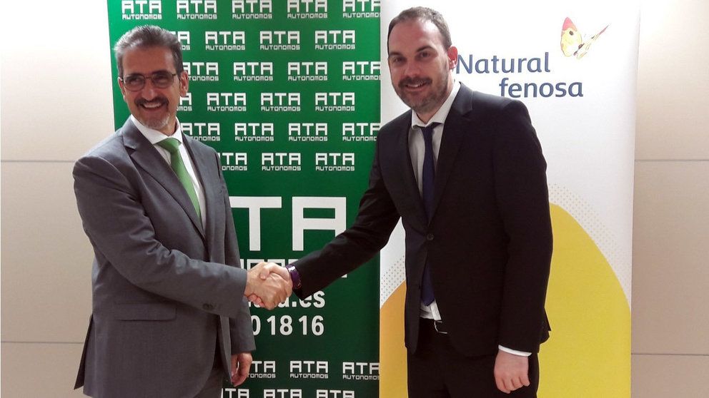Juan Carlos Equiza (i), presidente de ATA Navarra; y Miguel Ángel Giráldez (d), delegado de Gas natural Fenosa en la Zona Noreste, tras la firma del acuerdo.