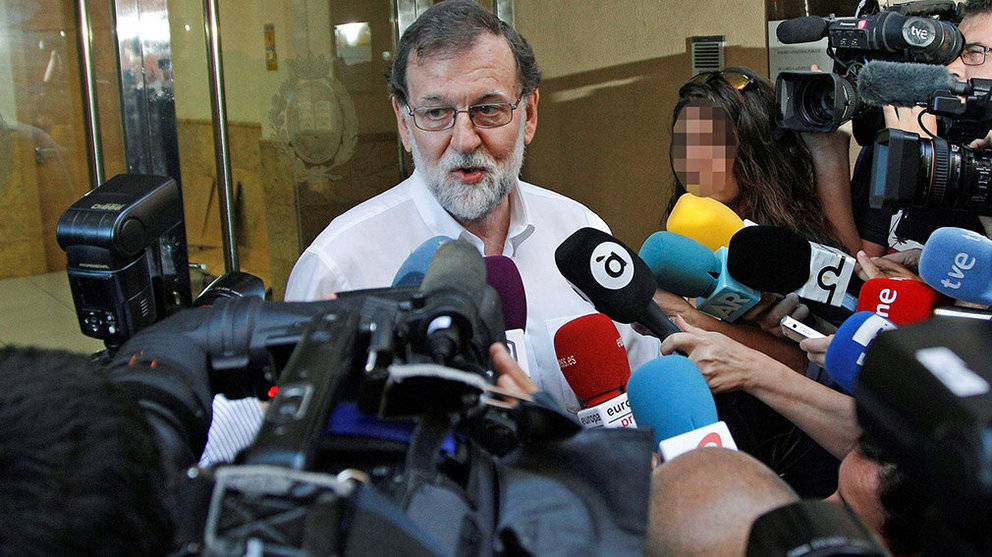 Rajoy atiende a los periodistas el día que se incorpora a su plaza como registrador de la propiedad en Santa Pola EFE