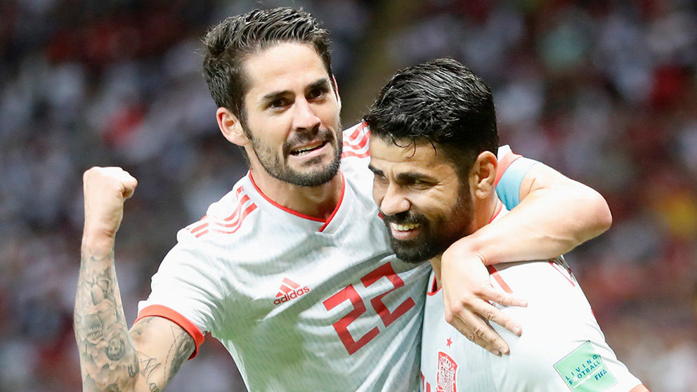 Kazan (Russian Federation), 20/06/2018.- Diego Costa (R) of Spain celebrates with teammate Isco after scoring the opening goal during the FIFA World Cup 2018 group B preliminary round soccer match between Iran and Spain in Kazan, Russia, 20 June 2018. (RESTRICTIONS APPLY: Editorial Use Only, not used in association with any commercial entity - Images must not be used in any form of alert service or push service of any kind including via mobile alert services, downloads to mobile devices or MMS messaging - Images must appear as still images and must not emulate match action video footage - No alteration is made to, and no text or image is superimposed over, any published image which: (a) intentionally obscures or removes a sponsor identification image; or (b) adds or overlays the commercial identification of any third party which is not officially associated with the FIFA World Cup) (España, Mundial de Fútbol, Abierto, Rusia) EFE/EPA/DIEGO AZUBEL EDITORIAL USE ONLY