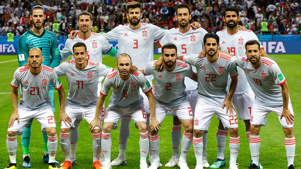 Kazan (Russian Federation), 20/06/2018.- The starting eleven of Spain during the FIFA World Cup 2018 group B preliminary round soccer match between Iran and Spain in Kazan, Russia, 20 June 2018. (RESTRICTIONS APPLY: Editorial Use Only, not used in association with any commercial entity - Images must not be used in any form of alert service or push service of any kind including via mobile alert services, downloads to mobile devices or MMS messaging - Images must appear as still images and must not emulate match action video footage - No alteration is made to, and no text or image is superimposed over, any published image which: (a) intentionally obscures or removes a sponsor identification image; or (b) adds or overlays the commercial identification of any third party which is not officially associated with the FIFA World Cup) (España, Mundial de Fútbol, Rusia) EFE/EPA/DIEGO AZUBEL EDITORIAL USE ONLY