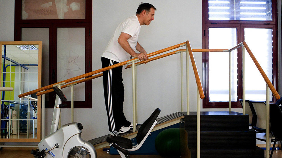 Un hombre con esclerosis múltiple realiza sus ejercicios de rehabilitación en el centro de la Fundación Aragonesa de Esclerosis Múltiple (Fadema). EFE / Javier Cebollada