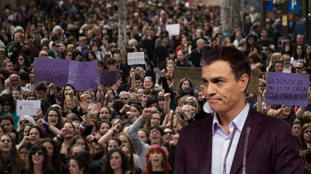 El presidente del Gobierno de España, Pedro Sánchez, y de fondo una manifestación en repulsa contra la sentencia a La Manada FOTOMONTAJE