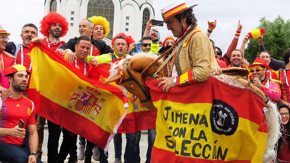 Aficionados españoles pasean por las calles de Kaliningrado a la espera del partido España- Marruecos. EFE/Javier Etxezarreta.