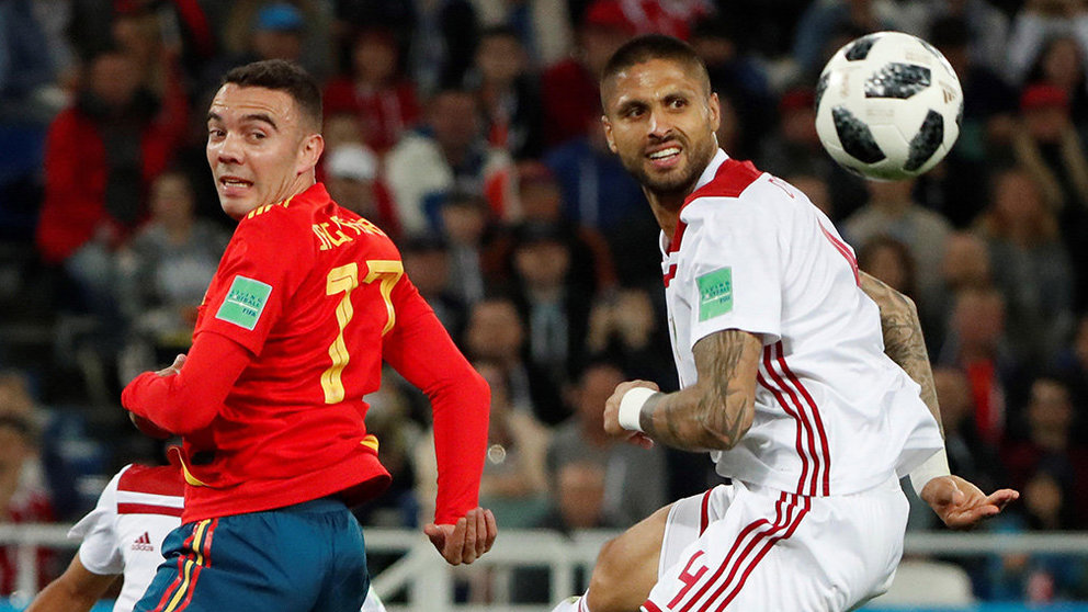 El delantero español Iago Aspas (i) y el defensa marroquí Manuel Da Costa, durante el partido España-Marruecos. EFE.