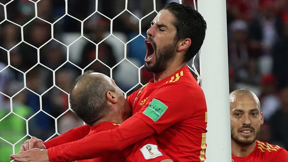 El jugador de España Isco Alarcón se abraza a Iniesta después de conseguir el primer gol de su equipo ante Marruecos. EFE.