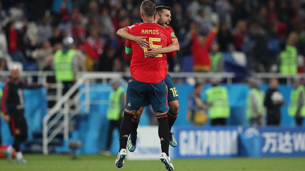 Kaliningrad (Russian Federation), 25/06/2018.- Nacho Monreal (R) and Sergio Ramos of Spain celebrate the 2-2 goal during the FIFA World Cup 2018 group B preliminary round soccer match between Spain and Morocco in Kaliningrad, Russia, 25 June 2018. (RESTRICTIONS APPLY: Editorial Use Only, not used in association with any commercial entity - Images must not be used in any form of alert service or push service of any kind including via mobile alert services, downloads to mobile devices or MMS messaging - Images must appear as still images and must not emulate match action video footage - No alteration is made to, and no text or image is superimposed over, any published image which: (a) intentionally obscures or removes a sponsor identification image; or (b) adds or overlays the commercial identification of any third party which is not officially associated with the FIFA World Cup) (España, Mundial de Fútbol, Kaliningrado, Marruecos, Rusia) EFE/EPA/MARTIN DIVISEK EDITORIAL USE ONLY