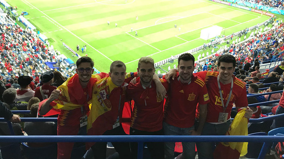 Los cinco amigos, posando en el partido de España contra Marruecos