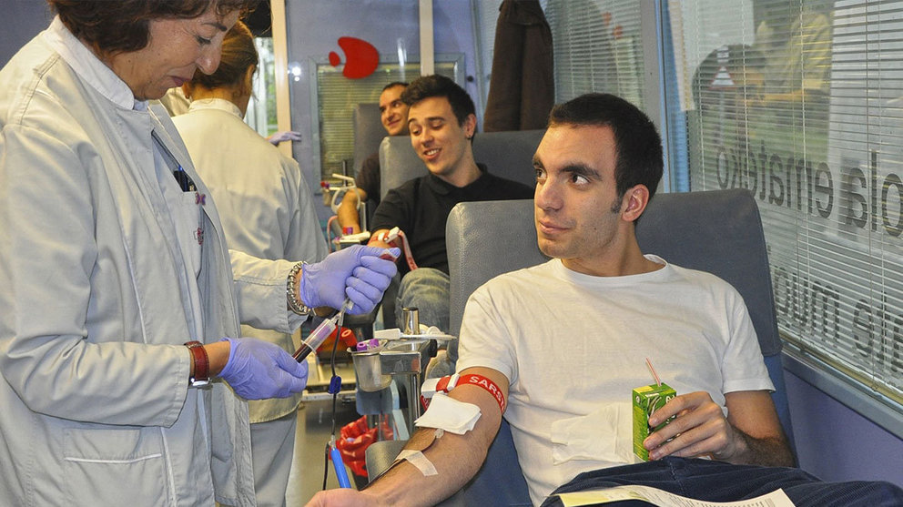 Un hombre dona sangre ARCHIVO