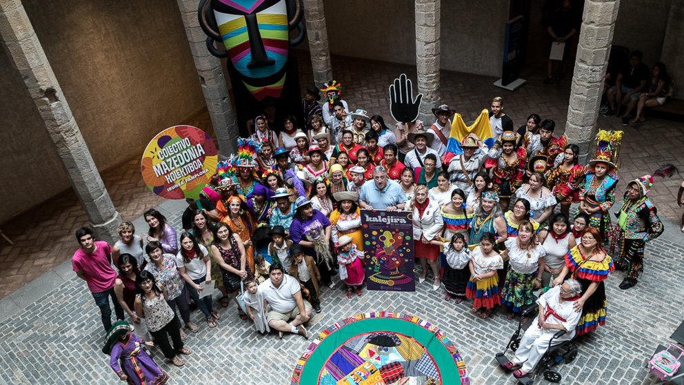 El Ayuntamiento de Pamplona presenta la 'Kalejira de las Culturas' con los representantes de las comunidades pertenecientes al Foro de Diversidad Cultural (10). IÑIGO ALZUGARAY