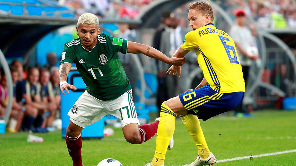 El delantero Jesús Corona (i) y el defensa Ludwig Augustinsson (d) durante el partido México-Suecia, del Mundial  2018, en el Ekaterimburgo Arena. EFE.