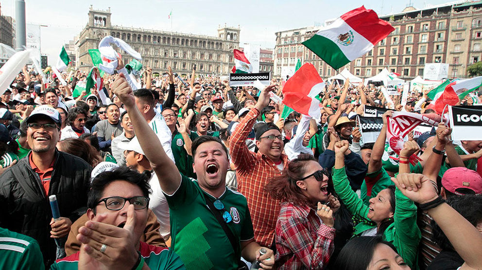 Aficionados de México celebran la clasificación a octavos de final de su equipo en el Zócalo de Ciudad de México (México). EFE/Mario Guzmán