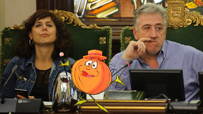 La concejal de Bildu Patricia Perales y el alcalde de Pamplona, Joseba Asirón, en un fotomontaje junto a la calabaza Ruperta. MIGUEL OSÉS (1)