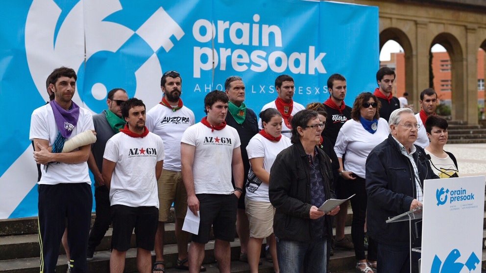 Patxi Zabaleta da lectura a un manifiesto suscrito por once de las peñas de Pamplona en favor del acercamiento de presos de ETA. PABLO LASAOSA