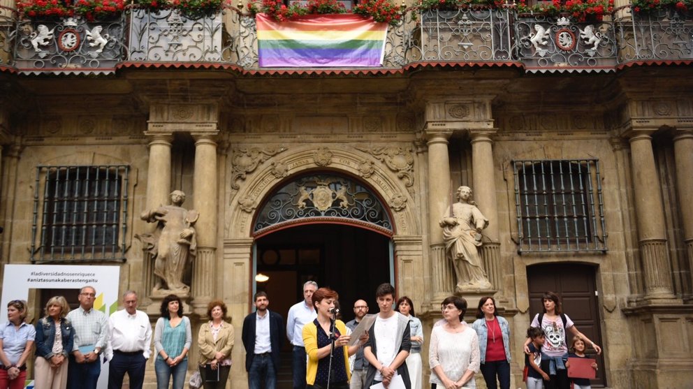 El Ayuntamiento de Pamplona se concentra a favor del colectivo LGTBI. PABLO LASAOSA (9)