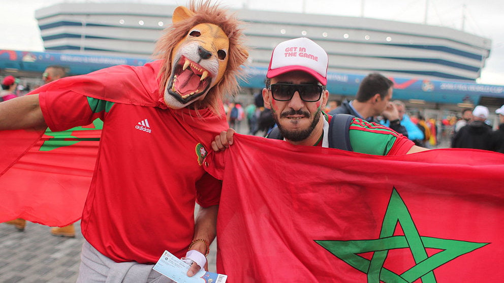 Dos aficionados de la selección de Marruecos antes del partido  frente a España en el Mundial 2018. EFE/EPA/MARTIN DIVISEK