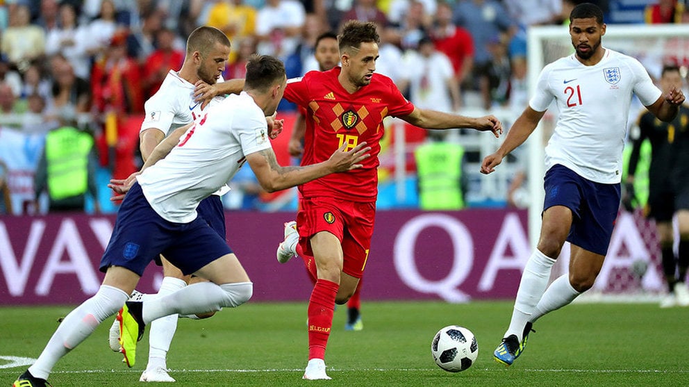 Kaliningrad (Russian Federation), 28/06/2018.- Adnan Januzaj of Belgium (2-R) and Ruben Loftus-Cheek of England (R0 in action during the FIFA World Cup 2018 group G preliminary round soccer match between England and Belgium in Kaliningrad, Russia, 28 June 2018. (RESTRICTIONS APPLY: Editorial Use Only, not used in association with any commercial entity - Images must not be used in any form of alert service or push service of any kind including via mobile alert services, downloads to mobile devices or MMS messaging - Images must appear as still images and must not emulate match action video footage - No alteration is made to, and no text or image is superimposed over, any published image which: (a) intentionally obscures or removes a sponsor identification image; or (b) adds or overlays the commercial identification of any third party which is not officially associated with the FIFA World Cup) (Mundial de Fútbol, Bélgica, Kaliningrado, Inglaterra, Rusia) EFE/EPA/ARMANDO BABANI EDITORIAL USE ONLY