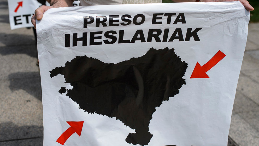 Manifestación convocada por LAB con el lema _Preso eta iheslariak etxeraekarri behar ditugu_. PABLO LASAOSA 04