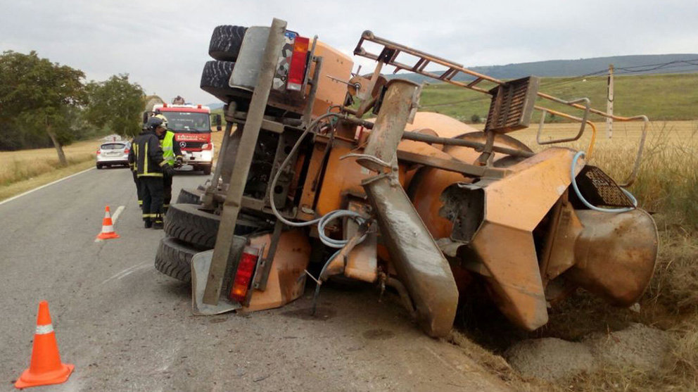 Un camión hormigonera ha sufrido un vuelco en la carretera de Ororbia BOMBEROS DE NAVARRA