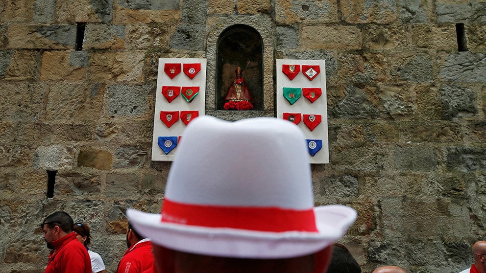 A reveller looks at the image of San Fermin, protector of runners, before the Encierro Txiki (Little Bull Run) during the San Fermin festival in Pamplona, Spain July 13, 2016. REUTERS/Susana VeraCODE: X01622
