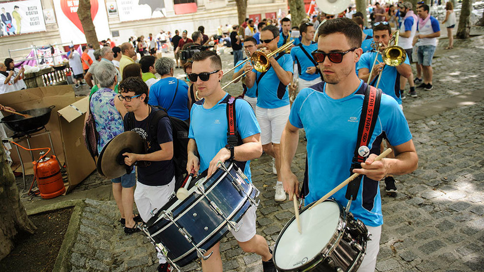 Las peñas de Pamplona celebran su día antes de las fiestas de sanfermines con un programa que incluye diversos actos, entre ellos la presentación al público de las pancartas. MIGUEL OSÉS_24