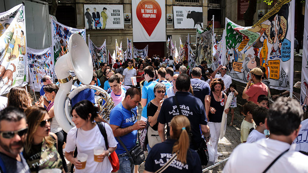 Las peñas de Pamplona celebran su día antes de las fiestas de sanfermines con un programa que incluye diversos actos, entre ellos la presentación al público de las pancartas. MIGUEL OSÉS_32