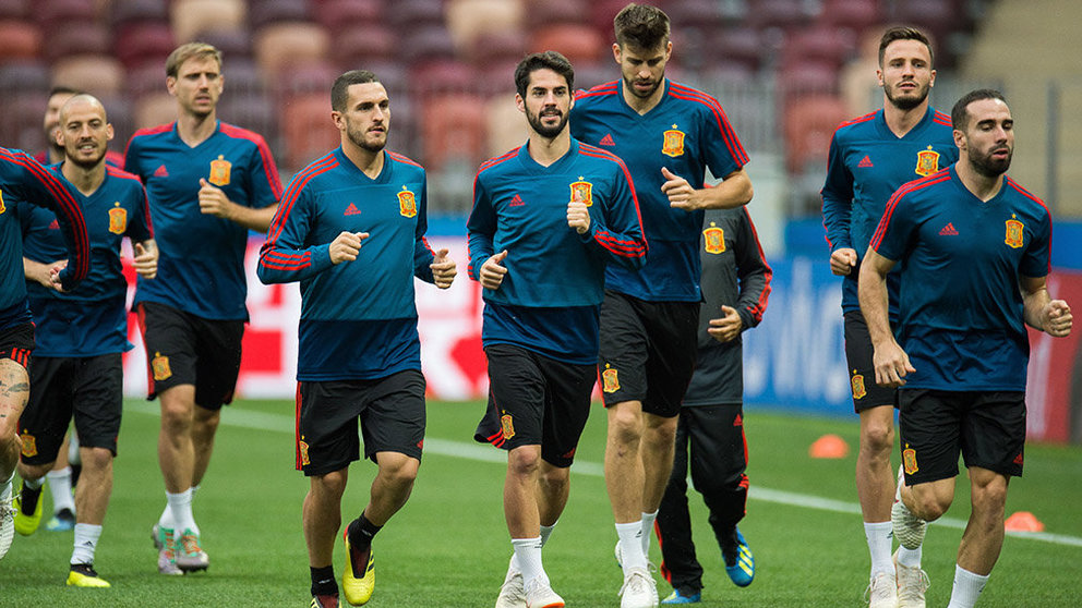 Moscow (Russian Federation), 30/06/2018.- Spain's players lead by Isco (C) in action during a training session held at Luzhniki Stadium, Moscow, Russia, 30 June 2018. (España, Mundial de Fútbol, Moscú, Rusia) EFE/EPA/PETER POWELL EDITORIAL USE ONLY