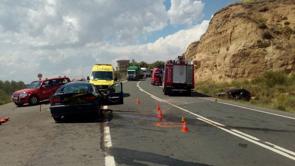Imagen del choque frontal entre dos vehículos en Azagra en el que ha fallecido un joven de 24 años BOMBEROS DE NAVARRA