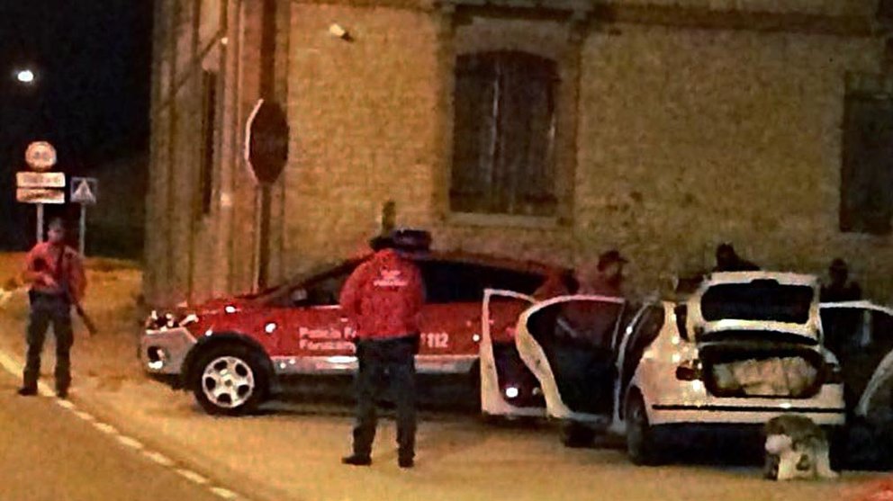 Momento en el que la Policía Foral detiene el vehículo que portaba imitaciones para venderse en San Fermín PF