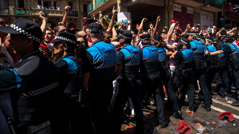Los gaiteros salen de la Plaza del Ayuntamiento de Pamplona tras el lanzamiento del chupinazo. MIGUEL OSÉS 0046