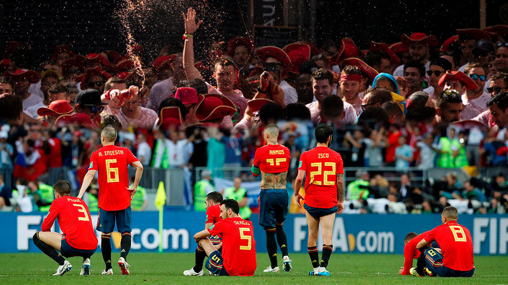 Imagen de los futbolistas de la selección española junto a una fotografía del Chupinazo de Sanfermines. NAVARRA.COM