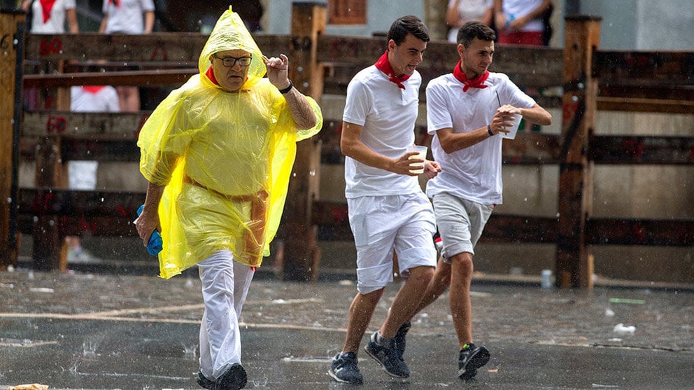 La lluvia ha sorprendido a las peñas y charangas, momentos antes del inicio de la primera corrida de toros de la fiestas de San Fermín, en Pamplona. EFE/Rodrigo Jiménez