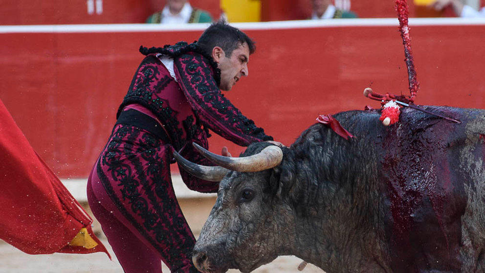 Javier Castaño sufre una cornada al entrar a matar a su segundo toro de Escolar en la segunda corrida de la Feria del Toro PABLO LASAOSA 3