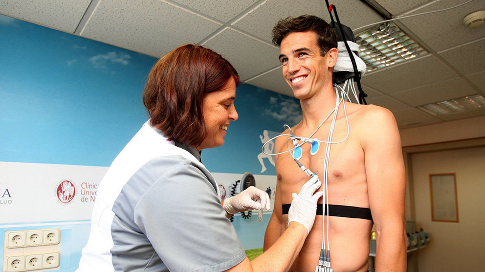 El jugador Íñigo Pérez sonríe mientras pasa las pruebas médicas. CA Osasuna.