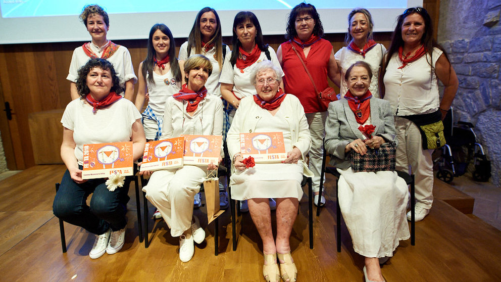 La entrega del premio FESTA de la peña El Bronce a las cinco mujeres que cambiaron el panorama político en el Ayuntamiento de Pamplona. MIGUEL OSÉS