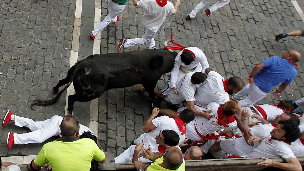 Séptimo encierro de San Fermín con toros de Jandilla en la Plaza del Ayuntamiento. EFE (2)