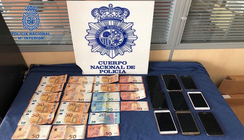 Dinero y teléfonos intervenidos por la policía EUROPA PRESS