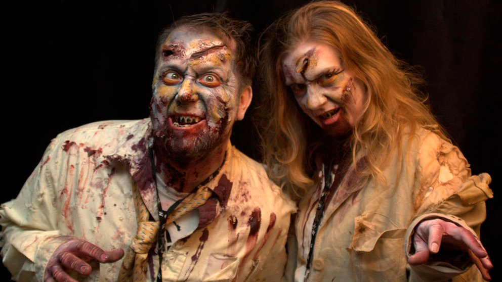 Dos personas disfrazadas de zombi posan en una fotografía ARCHIVO