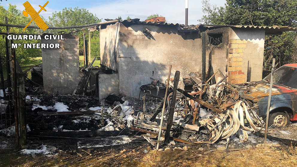 Imagen de una de las casetas incendiada en la Ribera de Navarra GUARDIA CIVIL DE NAVARRA