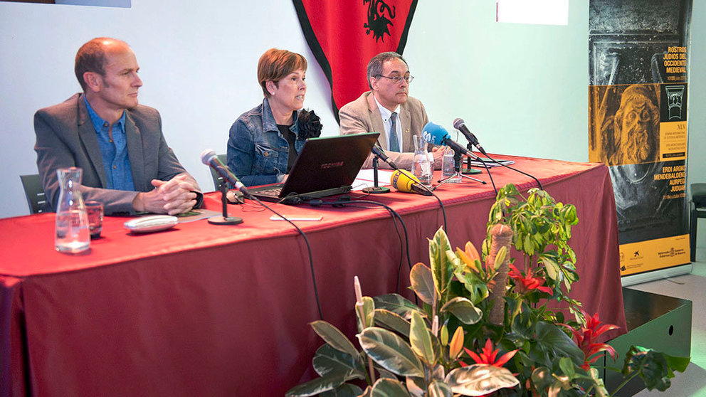 El concejal de Cultura de Estella, Regino Etxabe, la Presidenta Barkos y el profesor Juan José Larrea, miembro del comité científico
