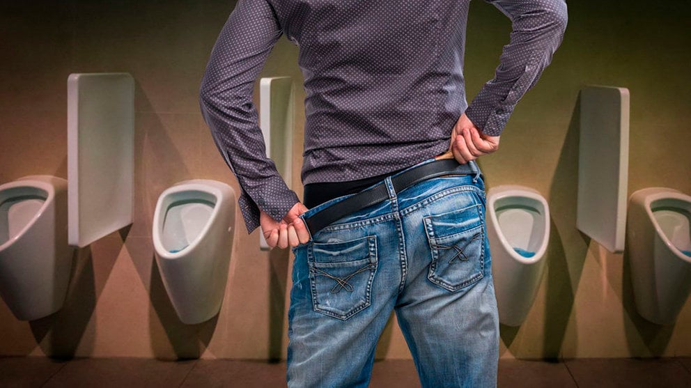 Imagen de un hombre junto a los urinarios del baño de un bar. ARCHIVO