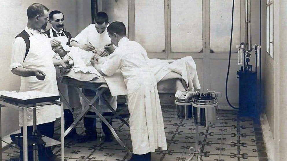 El equipo médico con Serafín Húder posa en la enfermería de la plaza de toros de Pamplona.2