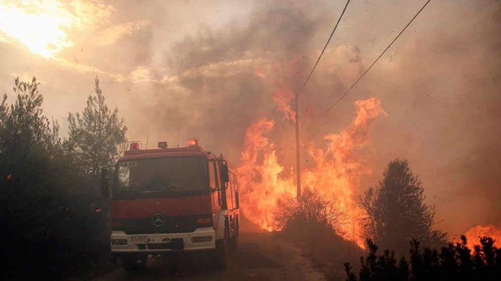 Los bomberos griegos trabajan en la extinción de uno de los incendios que asola a la capital del país EFE