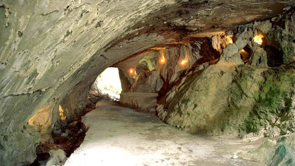 Imagen de las cuevas de Zugarramurdi en uno de los senderos más especiales de Navarra