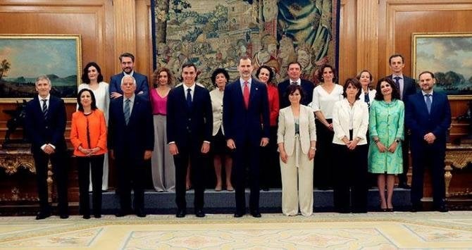 El rey Felipe VI y el presidente del Gobierno, Pedro Sánchez, junto a los ministros tras la toma de posesión de sus cargos. FOTO EFE