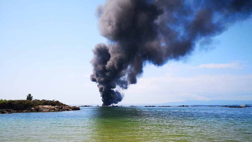 Incendio en un barco turístico en Pontevedra. EUROPA PRESS