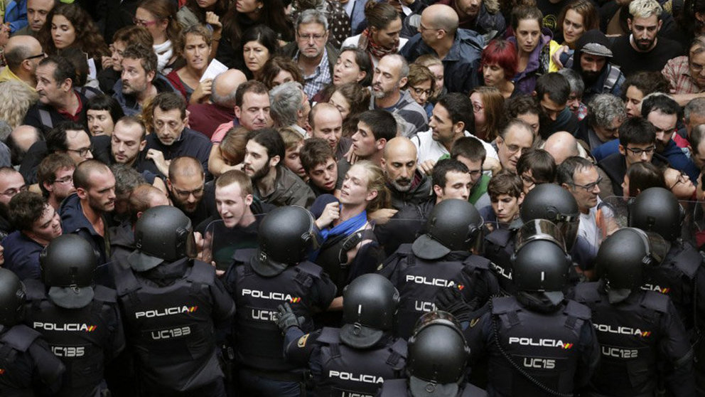 Enfrentamientos entre la Policía Nacional y manifestantes en Cataluña