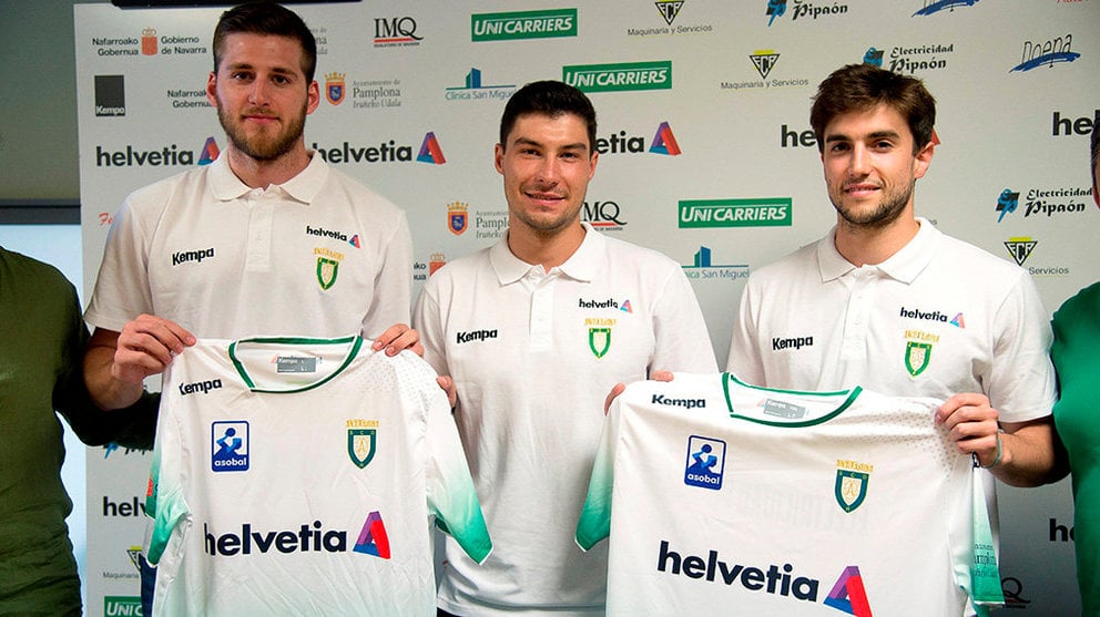 Los nuevos jugadores del equipo de balonmano Helvetia Anaitasuna, Pere Vaquer (i) y Albert Pujol (d), durante el acto de su presentación oficial para la nueva temporada, en Pamplona. EFE/ Iñaki Porto