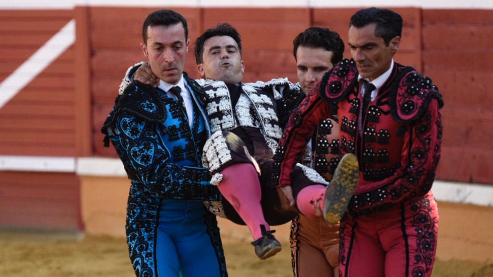El banderillero Javier Cerrato resulta cogido por un toro de Murteira Grave en la primera corrida de las fiestas de Santa Ana en Tudela. PABLO LASAOSA